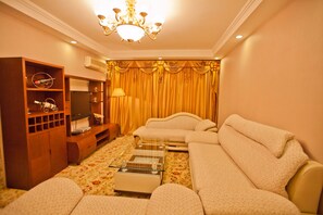 Minibar, in-room safe, desk, blackout curtains - YangShuo New Century Hotel (Guilin)