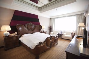 豪华主题大床房 | 迷你吧、客房内保险箱、办公桌、遮光窗帘