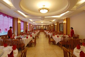 Breakfast, lunch and dinner served - YangShuo New Century Hotel (Guilin)