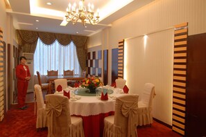 供应早餐、午餐和晚餐，中国菜