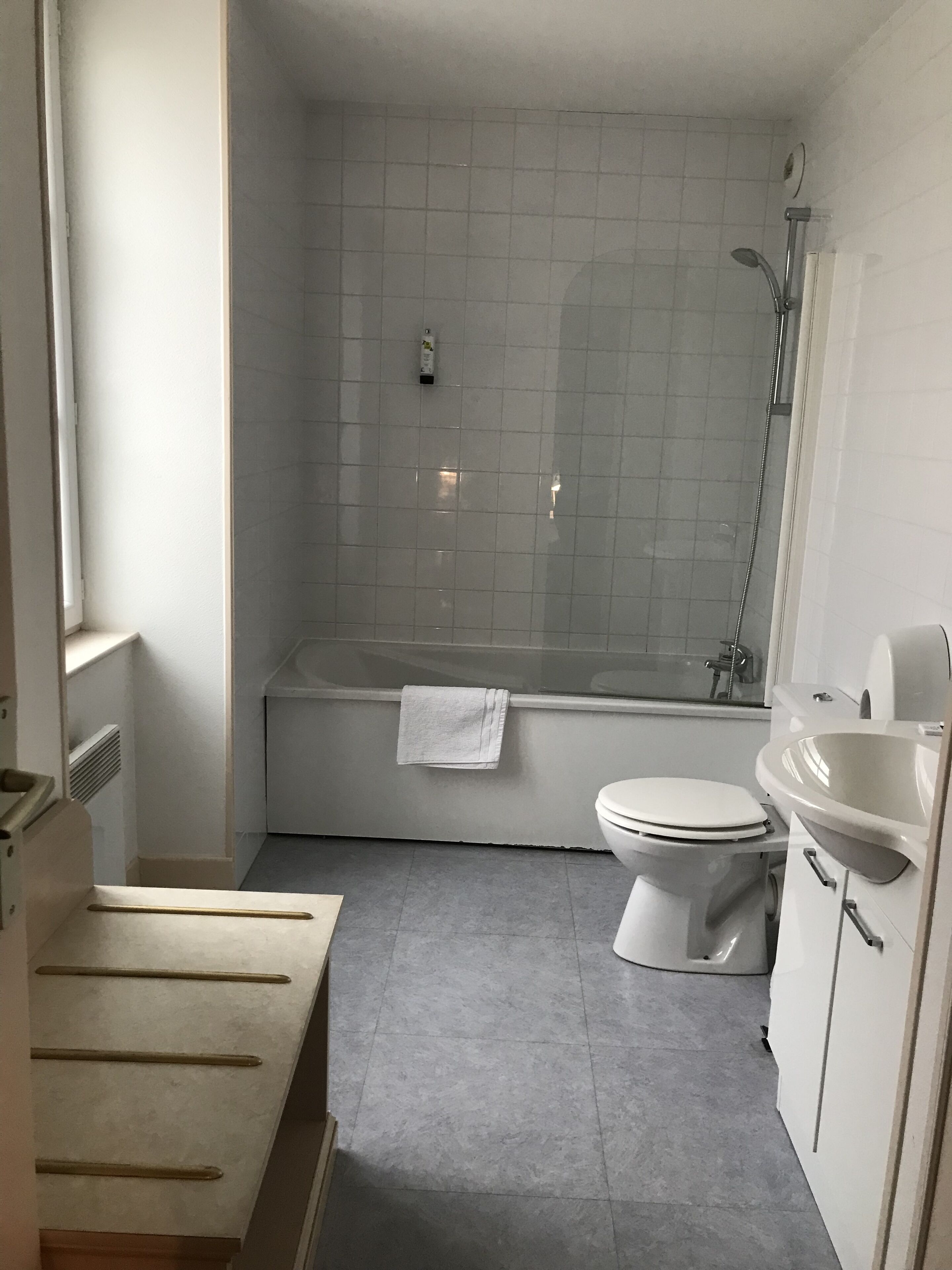 standard triple room | bathroom | shower, free toiletries, towels