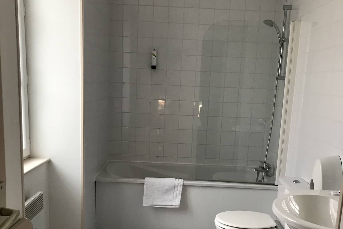 standard triple room | bathroom | shower, free toiletries, towels