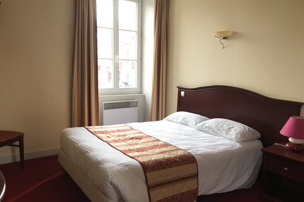 standard double room | desk, free wifi, bed sheets