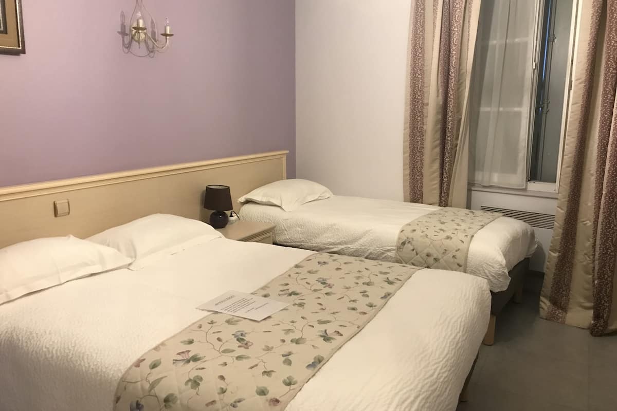 standard triple room | desk, free wifi, bed sheets