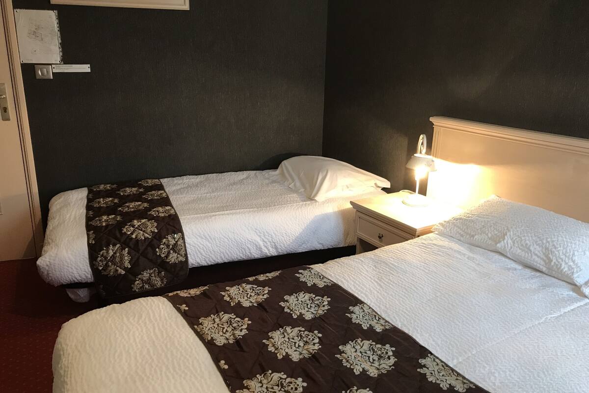standard triple room | desk, free wifi, bed sheets