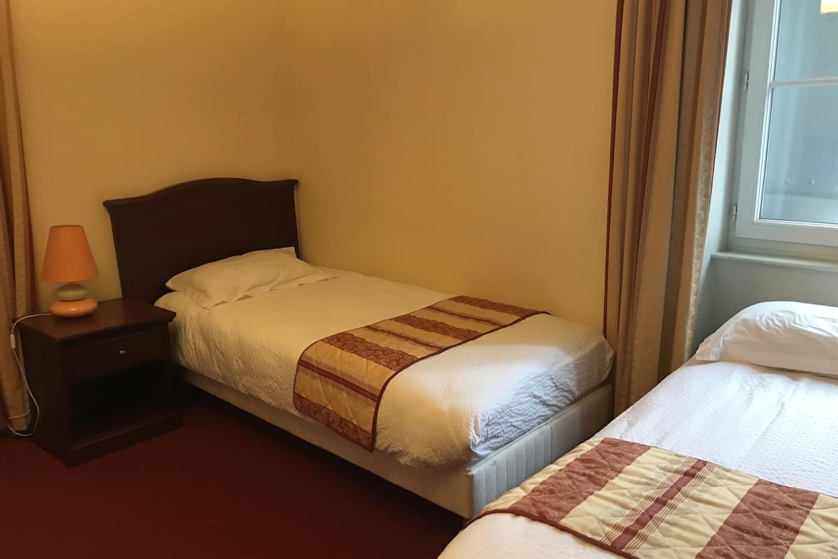 Standard Triple Room | Desk, free WiFi, bed sheets