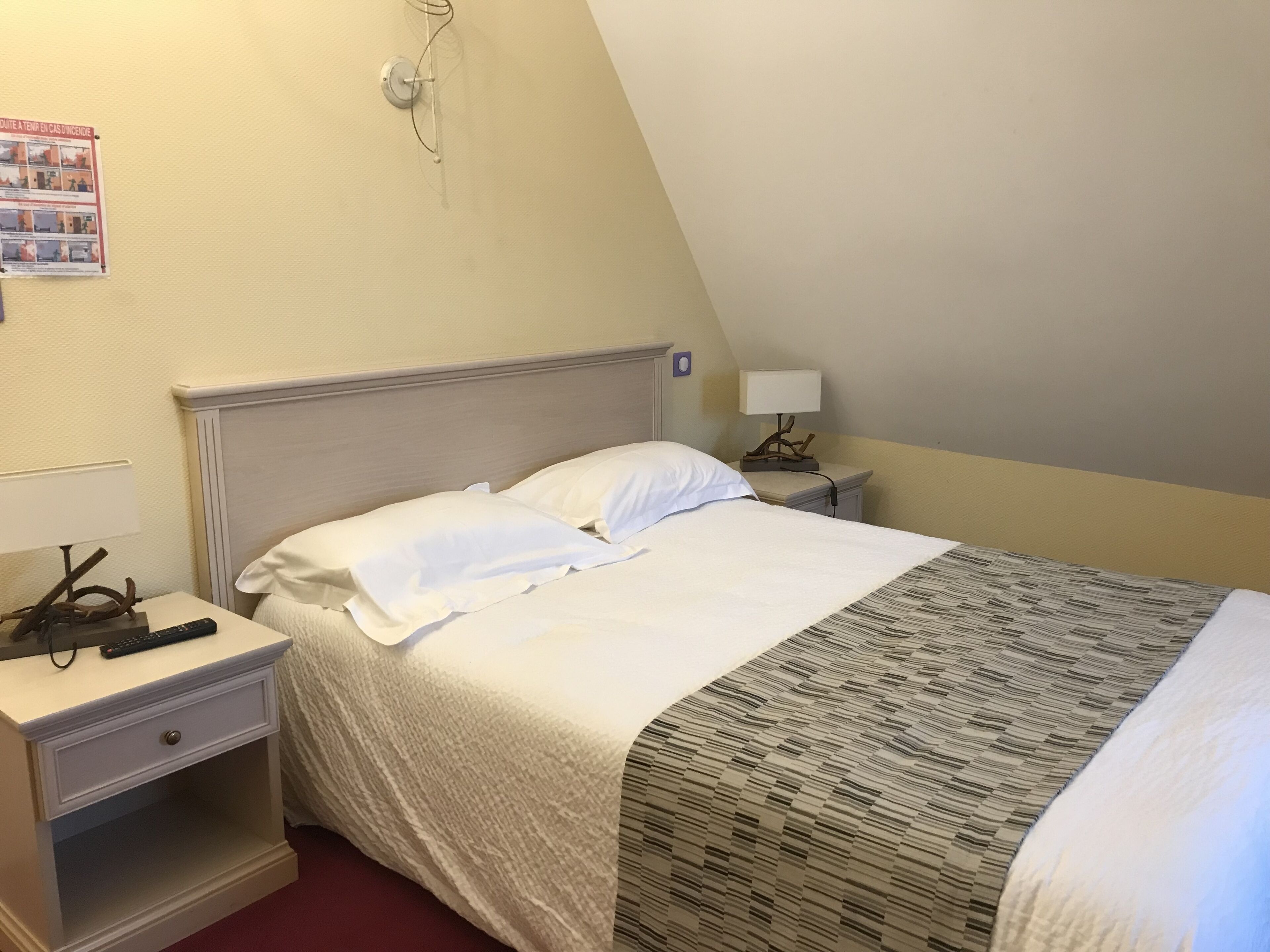 standard double room | desk, free wifi, bed sheets