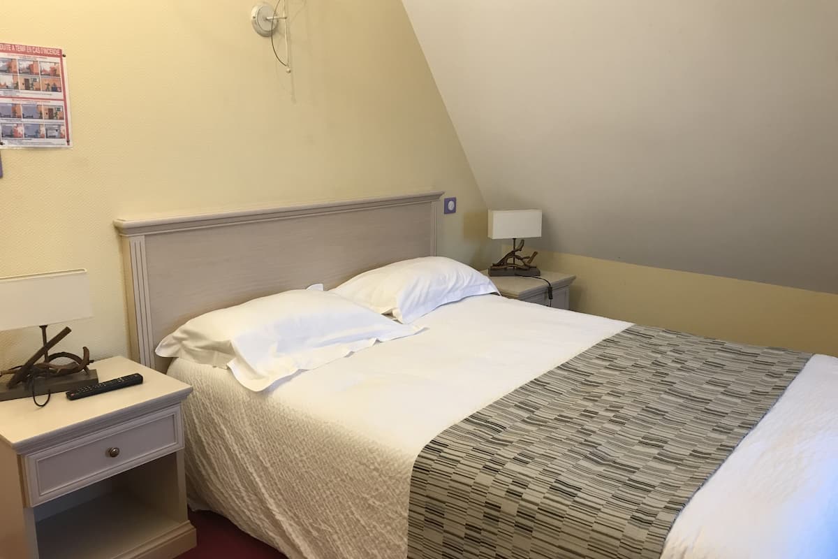 standard double room | desk, free wifi, bed sheets