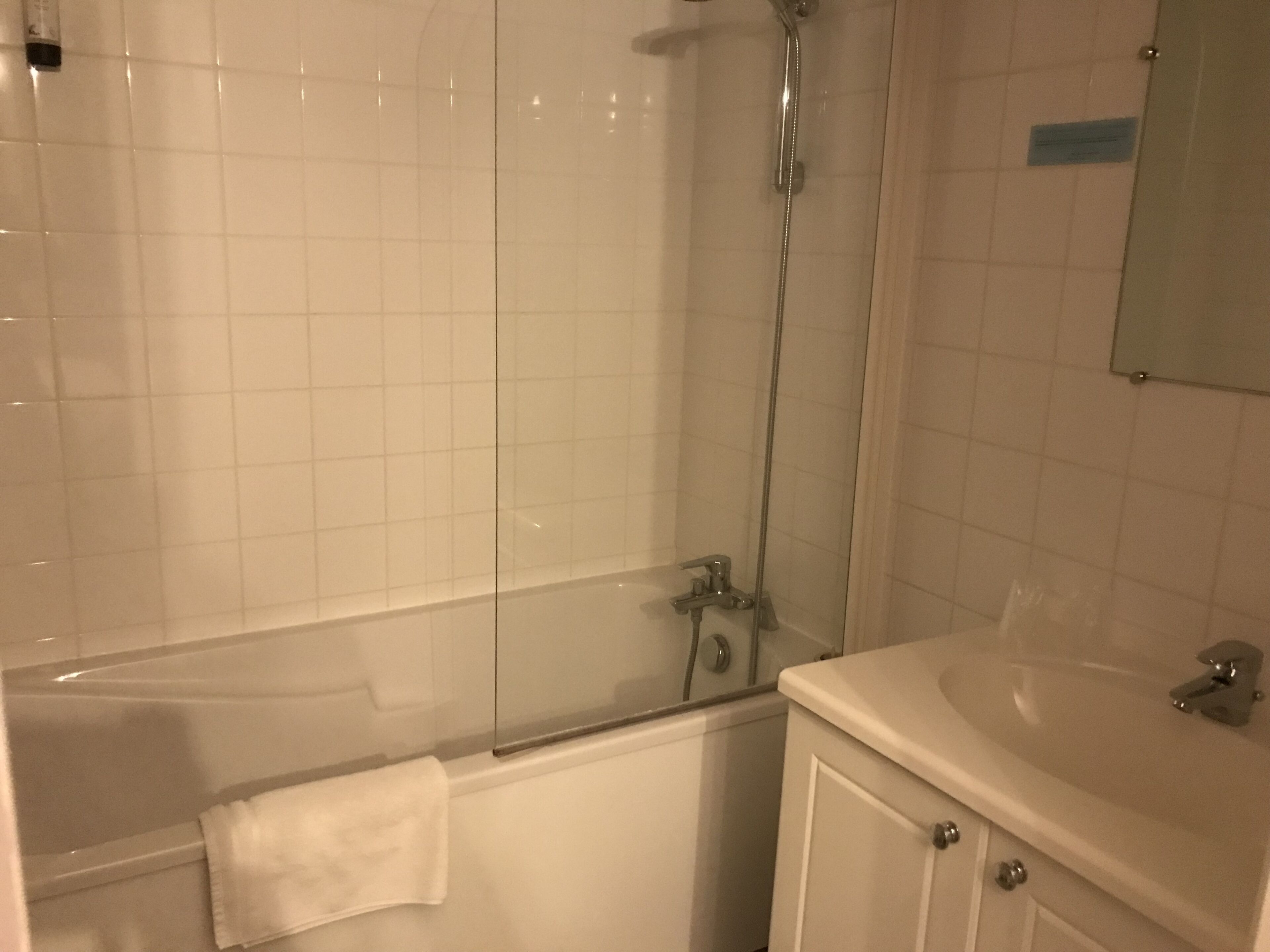 standard double room | bathroom | shower, free toiletries, towels
