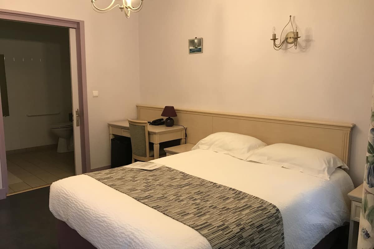 Standard Double Room | Desk, free WiFi, bed sheets