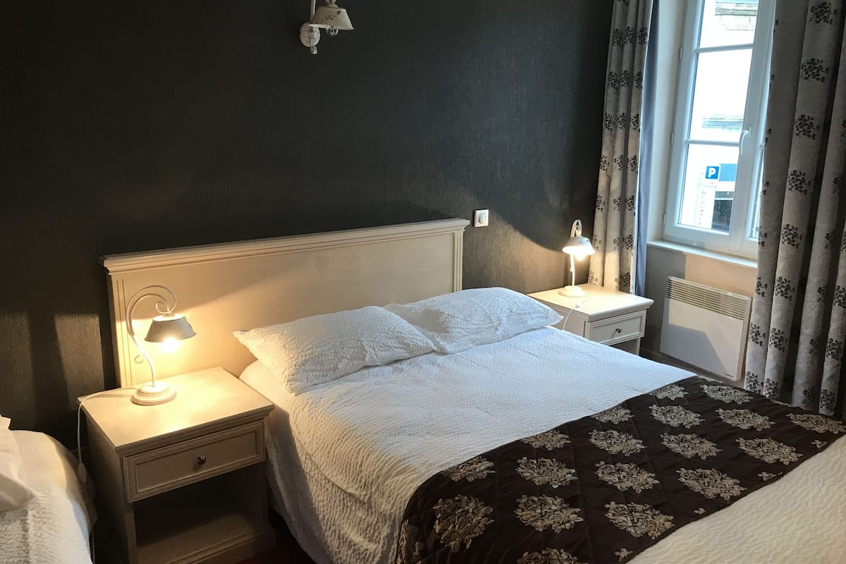standard quadruple room | desk, free wifi, bed sheets