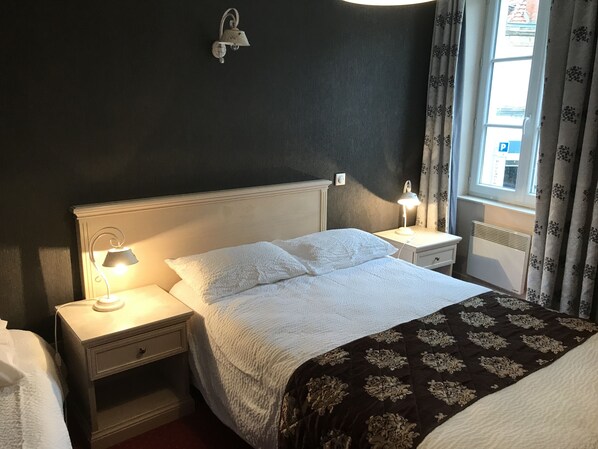 Standard-Vierbettzimmer | Schreibtisch, kostenloses WLAN, Bettwäsche