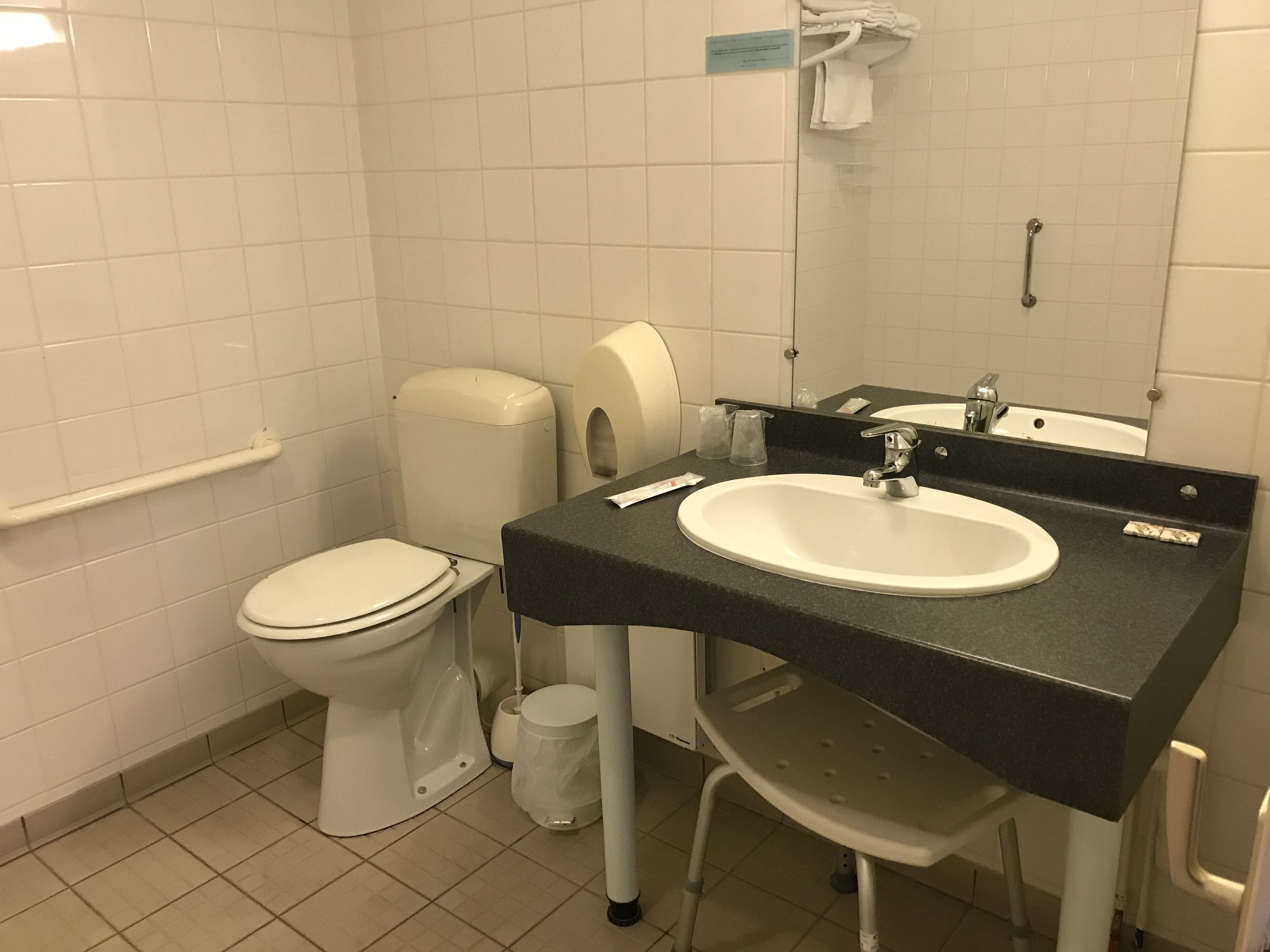 standard double room | bathroom | shower, free toiletries, towels