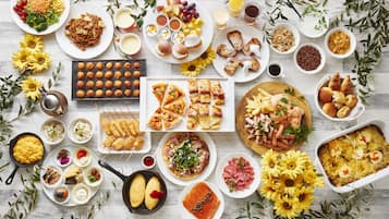 Daily buffet breakfast (JPY 3300 per person)