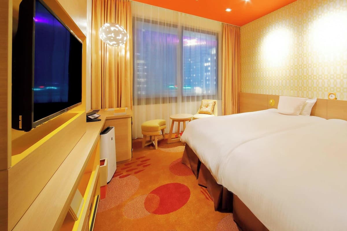 Premium bedding, in-room safe, blackout curtains