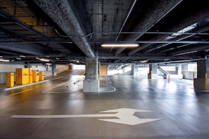Estacionamento sem manobrista (sujeito a cobrança): JPY 3000 por dia