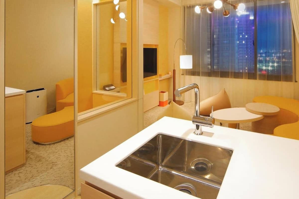 Premium bedding, in-room safe, blackout curtains