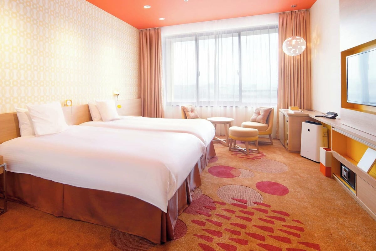 Premium bedding, in-room safe, blackout curtains