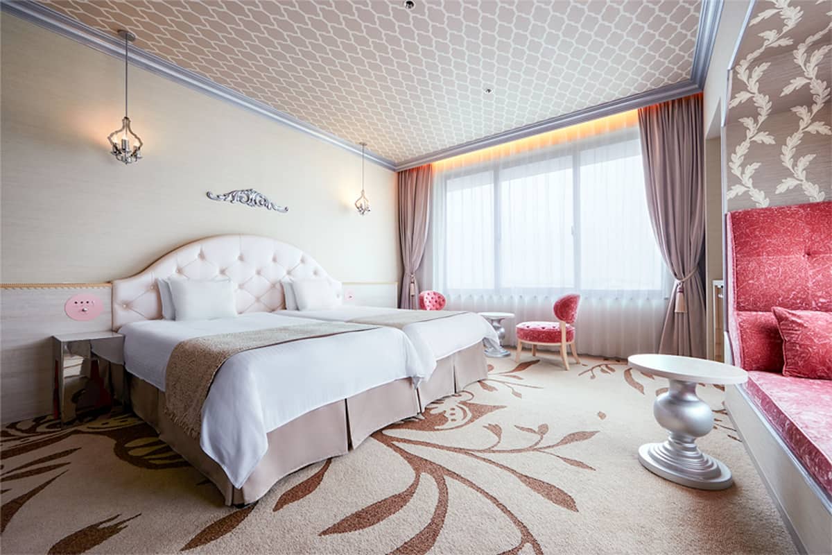 Premium bedding, in-room safe, blackout drapes, iron/ironing board