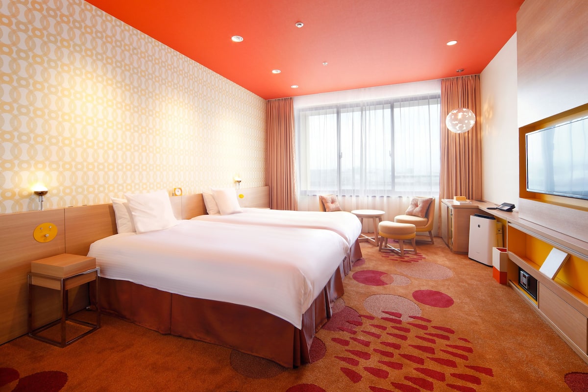 Premium bedding, in-room safe, blackout curtains, iron/ironing board