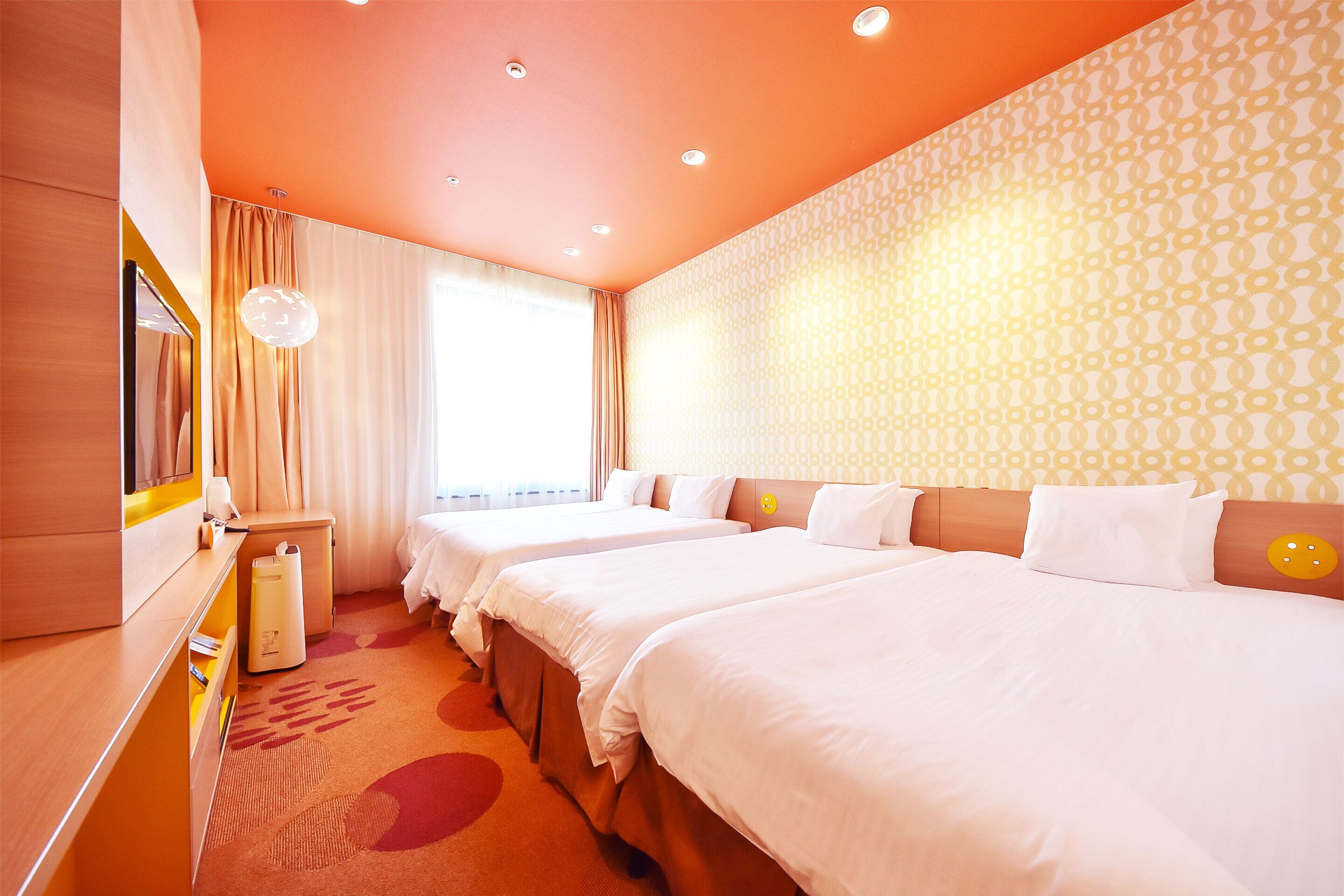 Premium bedding, in-room safe, blackout curtains