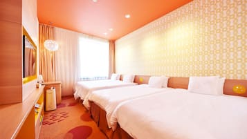 Une chambre d’hôtel avec deux lits, un bureau, un miroir et une fenêtre avec des rideaux.