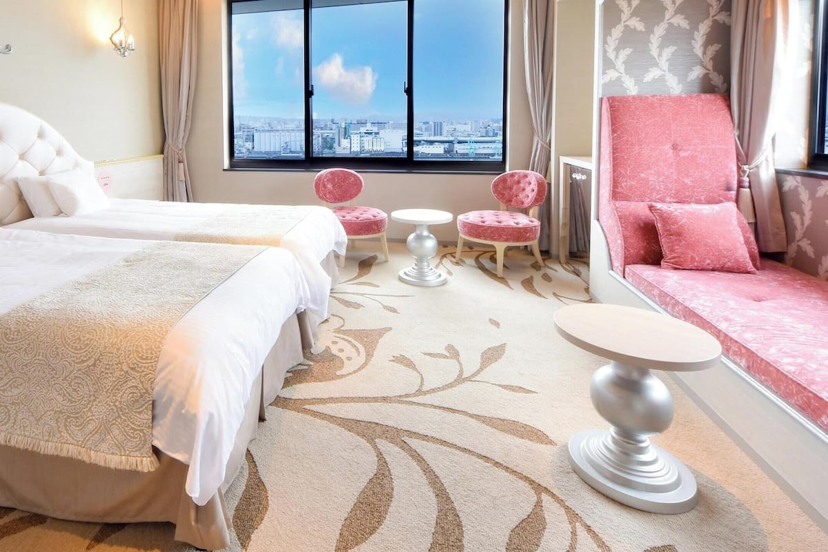 Premium bedding, in-room safe, blackout curtains