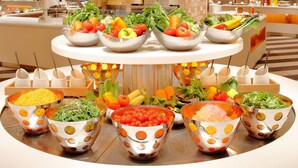 Een buffet met diverse soorten eten, gerangschikt in schalen.