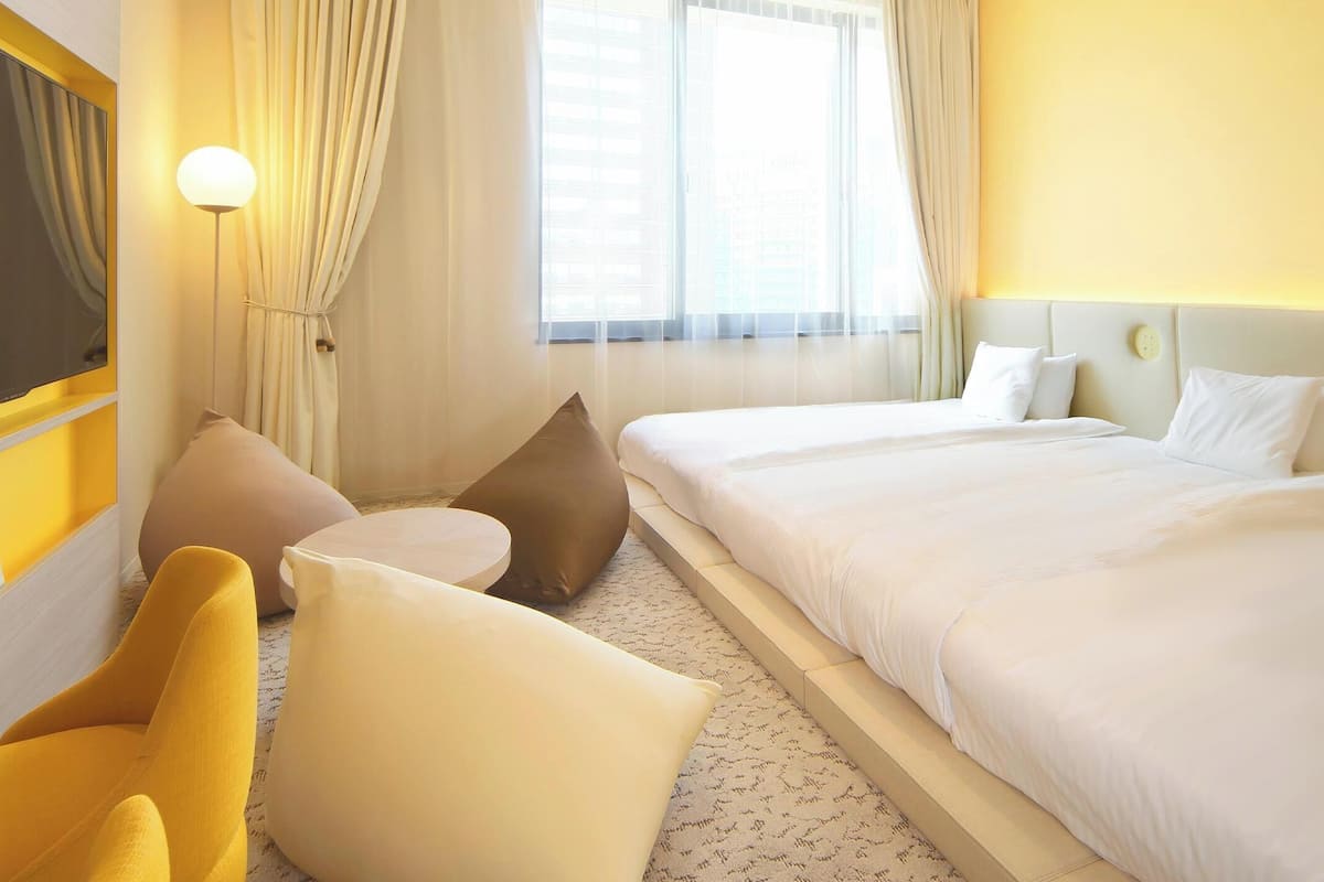 Premium bedding, in-room safe, blackout curtains