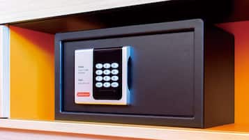 A secure electronic lock with a keypad, a close instruction label, and a diplomat brand logo.
