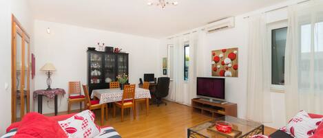 Classic Apartment, 2 Bedrooms, Ground Floor | Living area | Flat-screen TV