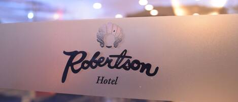 Et skilt med navnet "Robertson Hotel" og en logo over det.