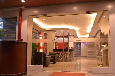 Entrada al alojamiento. Robertson Hotel