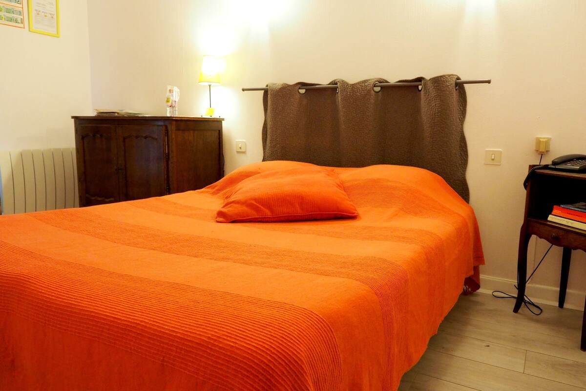Habitación doble estándar | Escritorio, insonorización, wifi gratis y ropa de cama