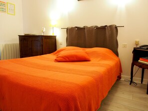 Kamar Double Standar | Meja kerja, kedap suara, Wi-Fi gratis, dan seprai linen