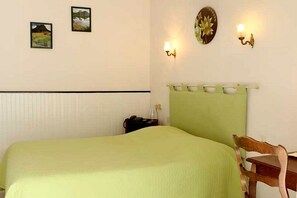 Kamar Double Standar | Meja kerja, kedap suara, Wi-Fi gratis, dan seprai linen