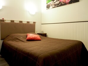 Kamar Double Standar | Meja kerja, kedap suara, Wi-Fi gratis, dan seprai linen