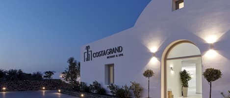 Un edificio moderno con un letrero que dice "Costa Grand Resort & Spa".