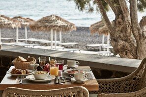 Food and drink - Costa Grand Resort & Spa (Santorini)