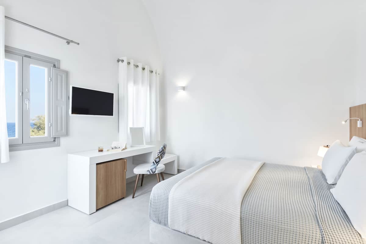 Minibar, caja de seguridad en la habitación y escritorio