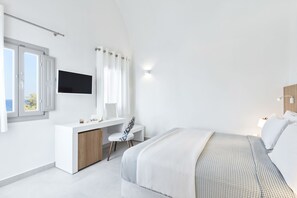 Suite, aan het strand | Een minibar, een kluis op de kamer, een bureau, geluiddichte muren
