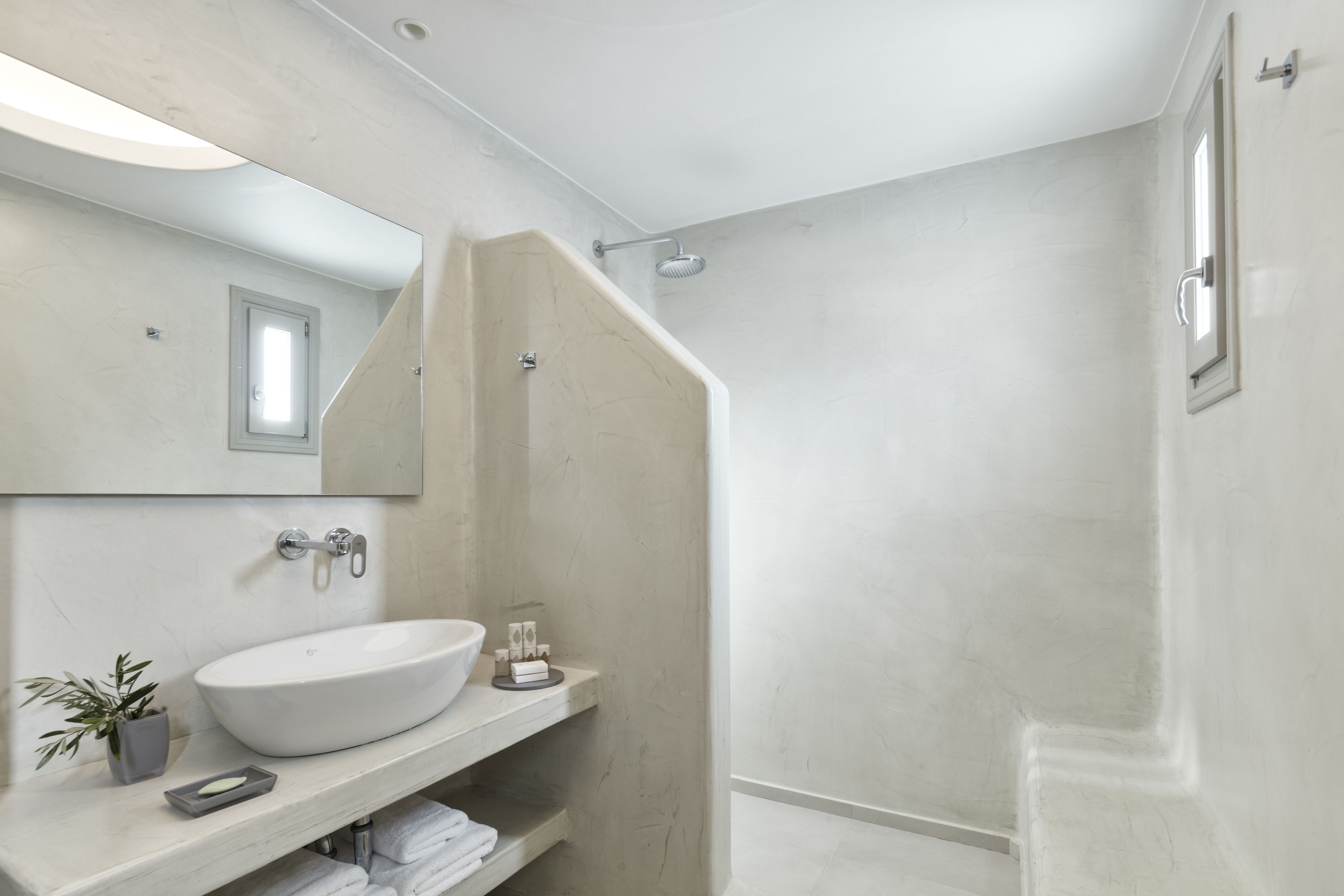 suite, beachfront | bathroom | shower, free toiletries, hair dryer, bathrobes