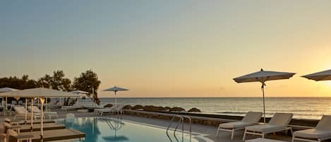 7 piscines extérieures, parasols de plage, chaises longues