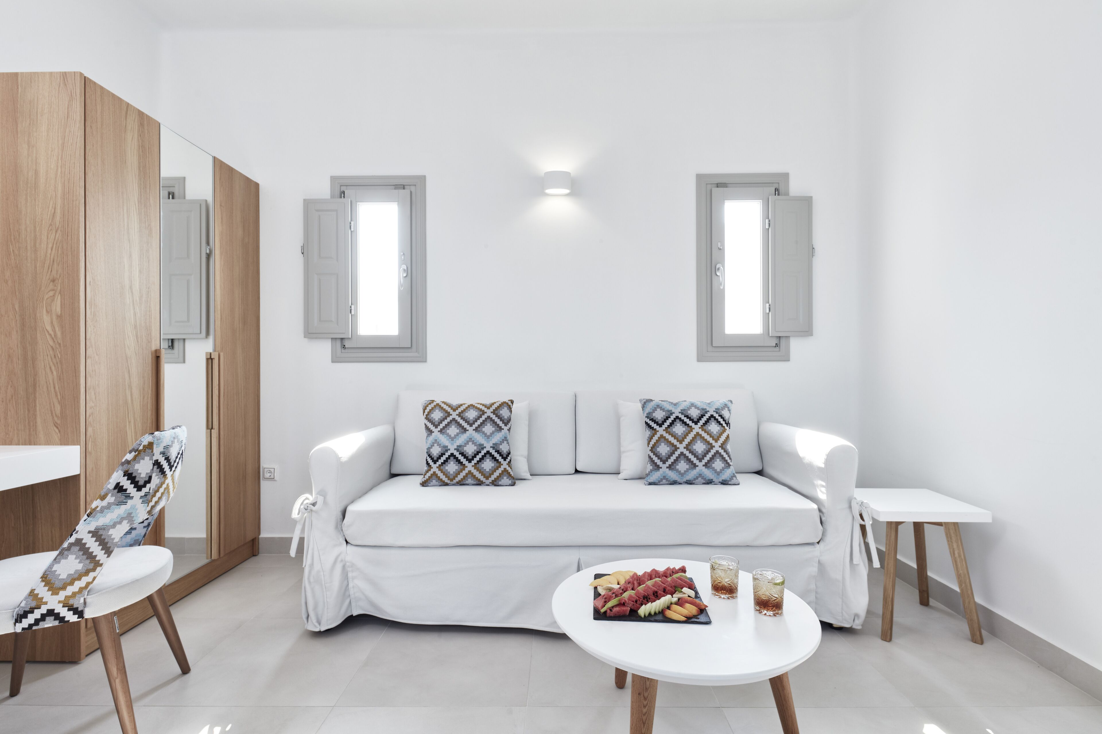 studio, beachfront | living area | tv