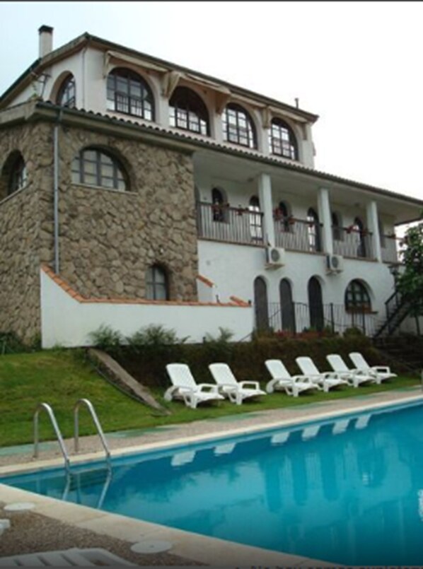 2 outdoor pools, pool loungers