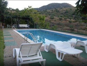 2 outdoor pools, pool loungers