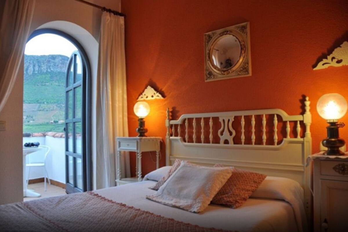 Camera con letto matrimoniale o 2 letti singoli, terrazzo, vista fiume | Una scrivania, tende oscuranti, ferro/asse da stiro, Wi-Fi gratuito