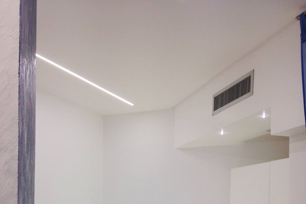Une chambre à coucher avec un lit, une table de chevet et une armoire.