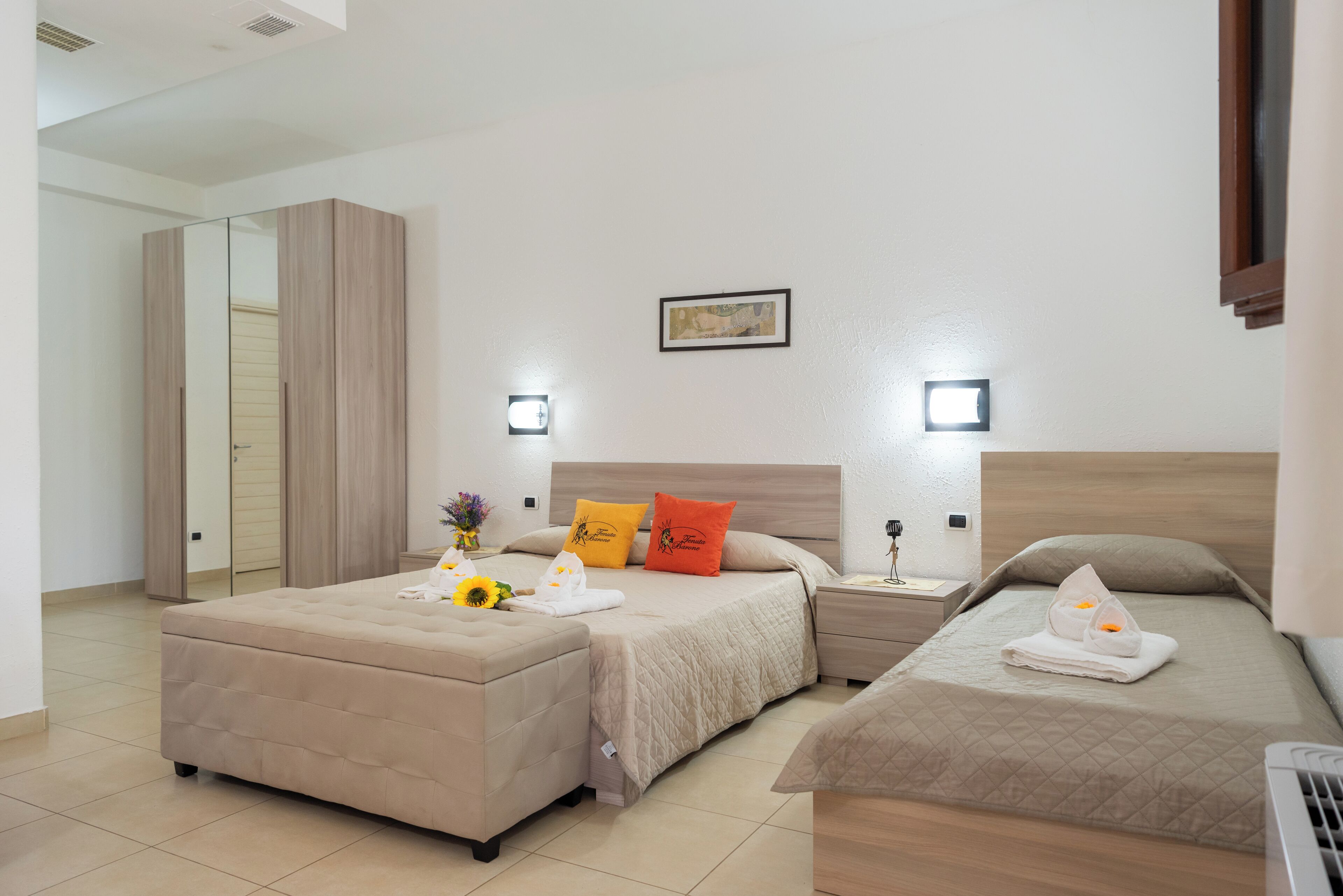 Camera tripla | Biancheria da letto di alta qualità, minibar, una cassaforte in camera