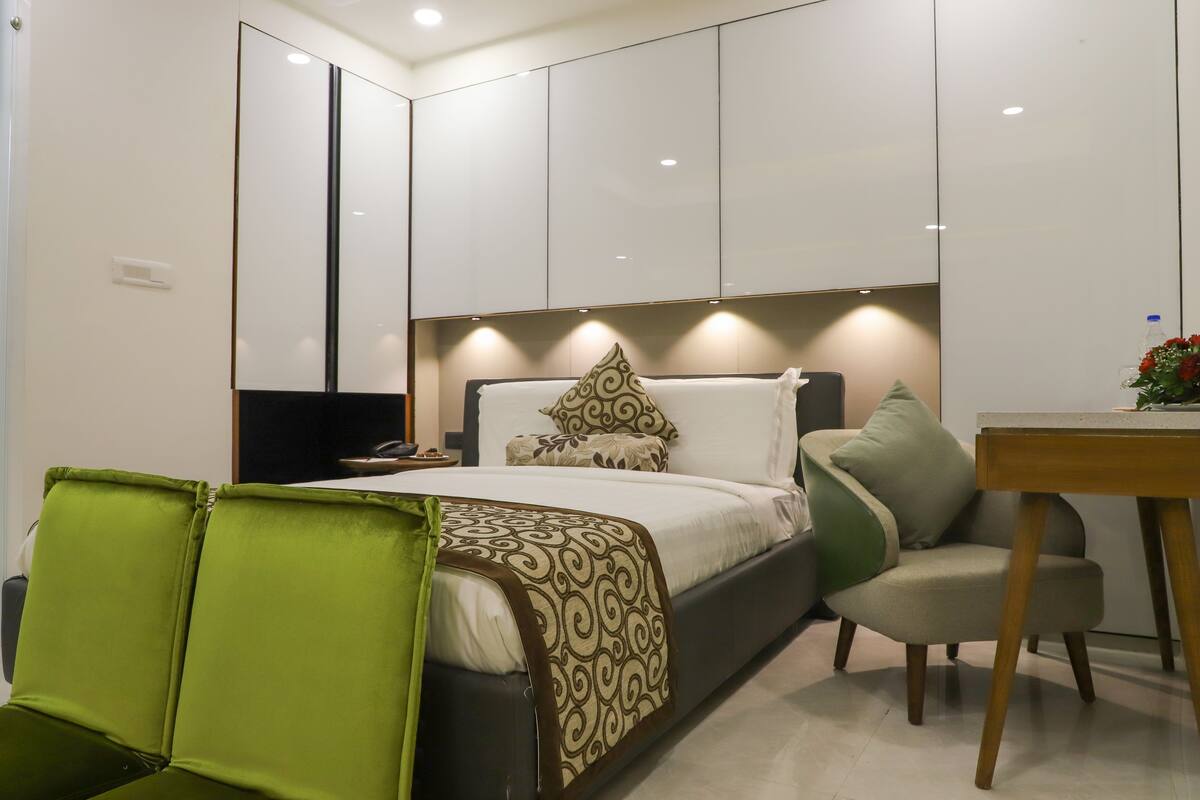 Premier Suite, 1 Bedroom, Kitchenette, City View | Bar mini, meja, katil lipat simpan/tambahan, Wi-fi percuma 